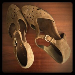 Vintage style t-strap Aerosoles
